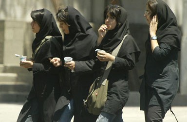 In de film Women in the Frontline komen Iraanse vrouwenrechten activisten aan het woord over de ongelijkheid tussen mannen en vrouwen in Iran. 