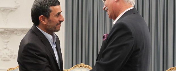 De Iraanse president Ahmadinejad heeft het afgelopen weekeinde in Teheran een ontmoeting gehad met de Pakistaanse voorzitter van de Senaat Bokhari. Nucleaire macht Pakistan en de opkomende nucleaire macht Iran gaven aan nauw te gaan samenwerken op het gebied van territoriale veiligheid. 