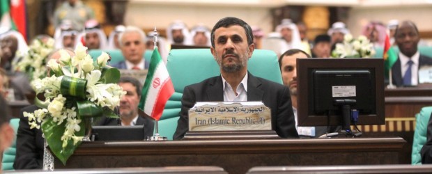 Ahmadinejad heeft fel uitgehaald naar de dictatoriale monarchen in de Golfregio. Hij beschuldigde de Arabische monarchen van het toepassen van een dubbele moraal inzake Syrië. Er zal gekozen moeten worden voor een  radicale koerscorrectie om de invloed van “Israel en haar bondgenoten” in de regio tegen te kunnen gaan.